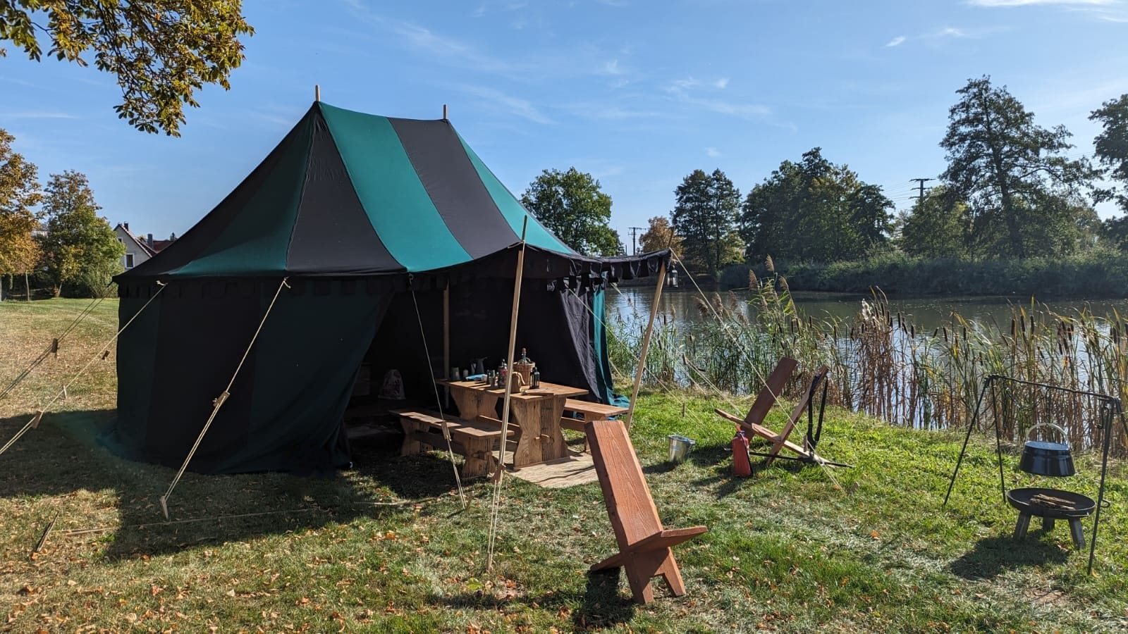 Lager der Canes Varii an einem See