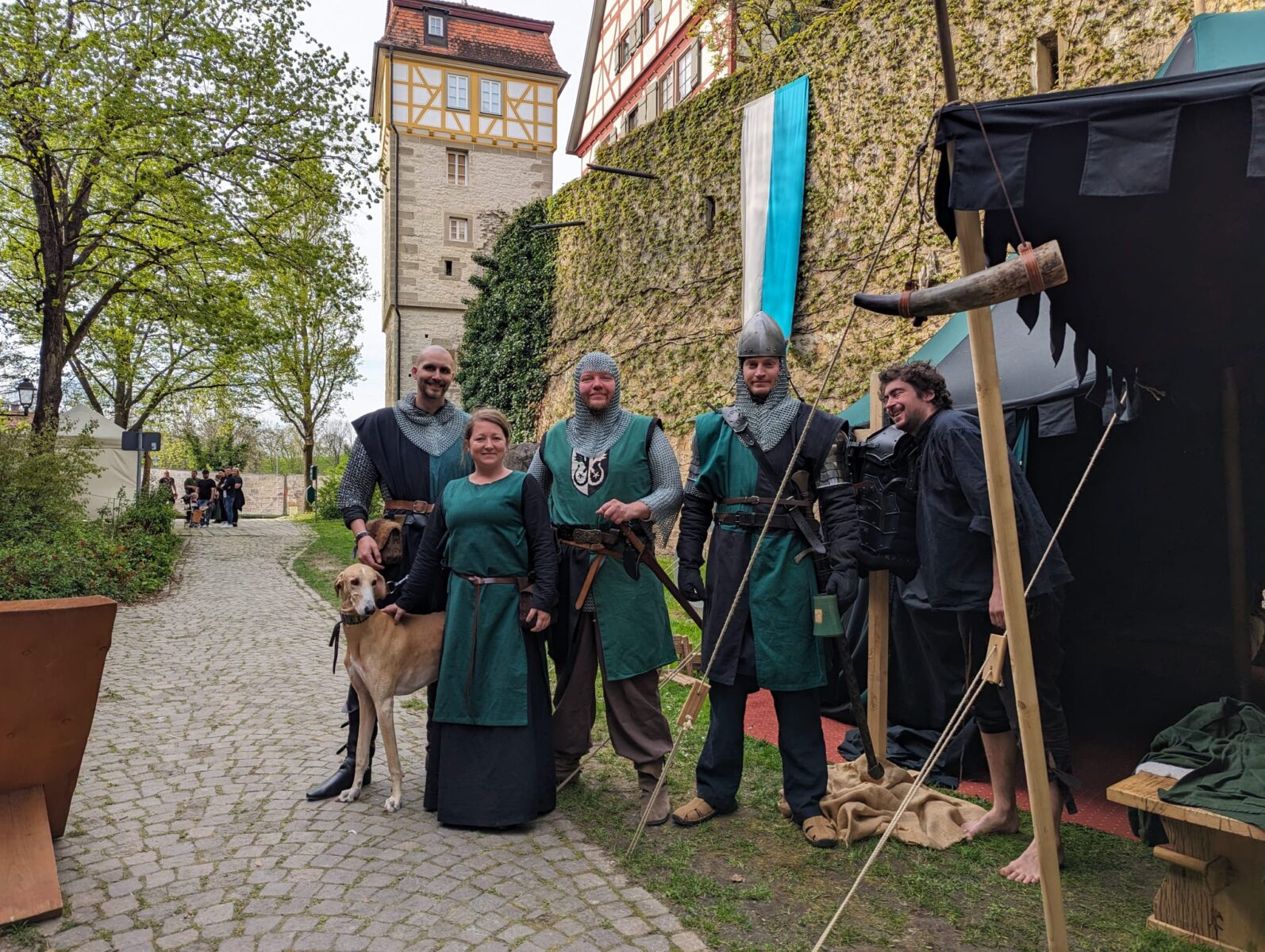 Ankunft am Lager, Burgmauer im Hintergrund