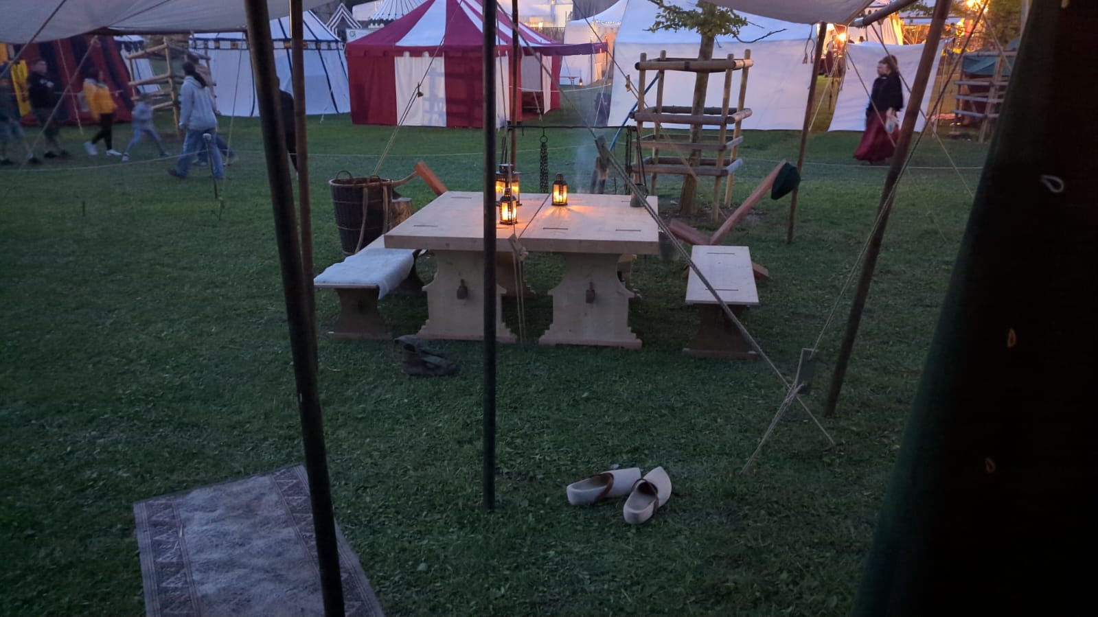 Abendliche Tafel im Lager bei Kerzenlicht